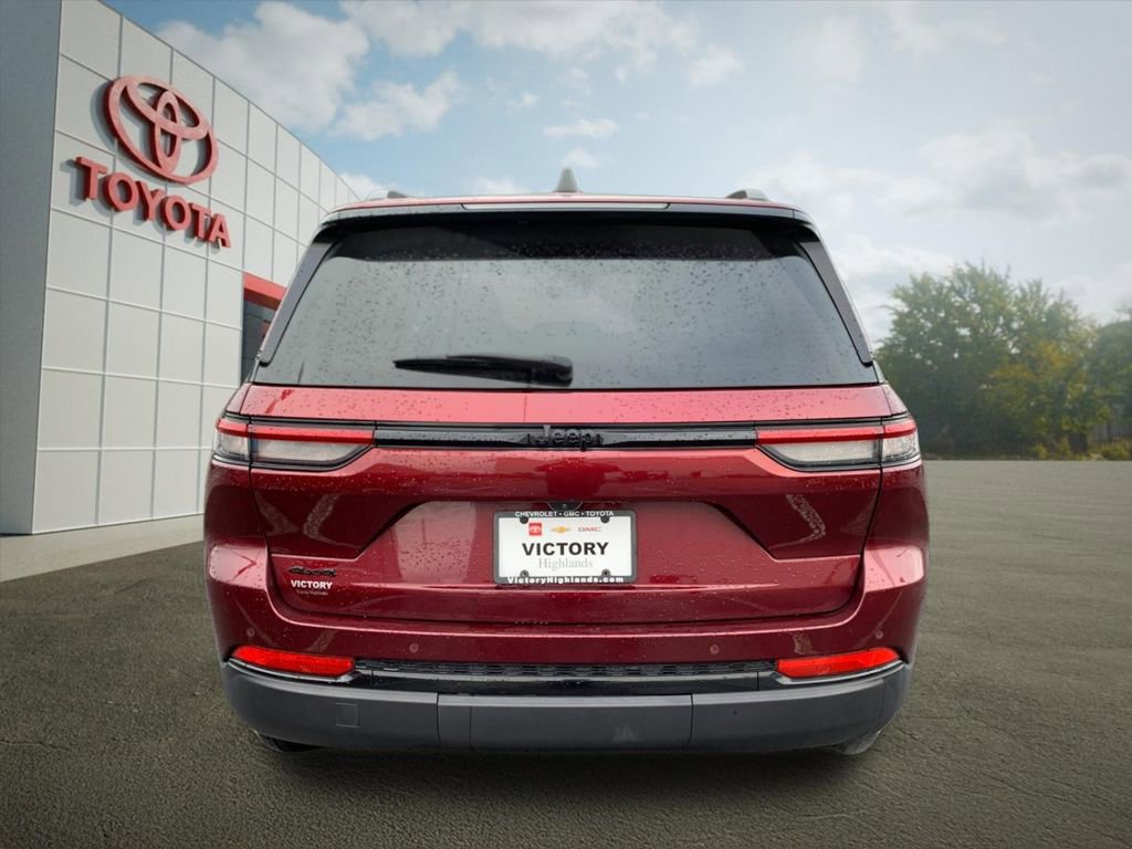 Used 2024 Jeep Grand Cherokee Altitude image 4