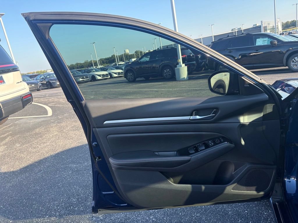 Used 2024 Nissan Altima 2.5 SR w/ SR Premium Package FWD image 14