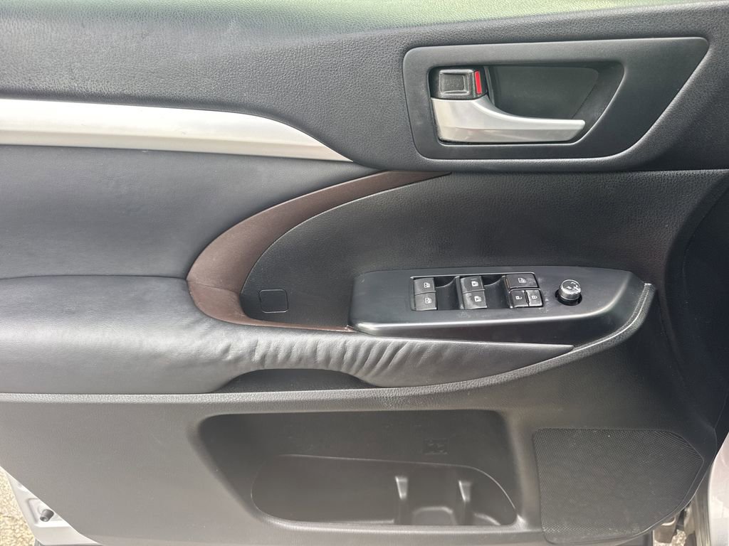 Used 2015 Toyota Highlander XLE FWD image 10