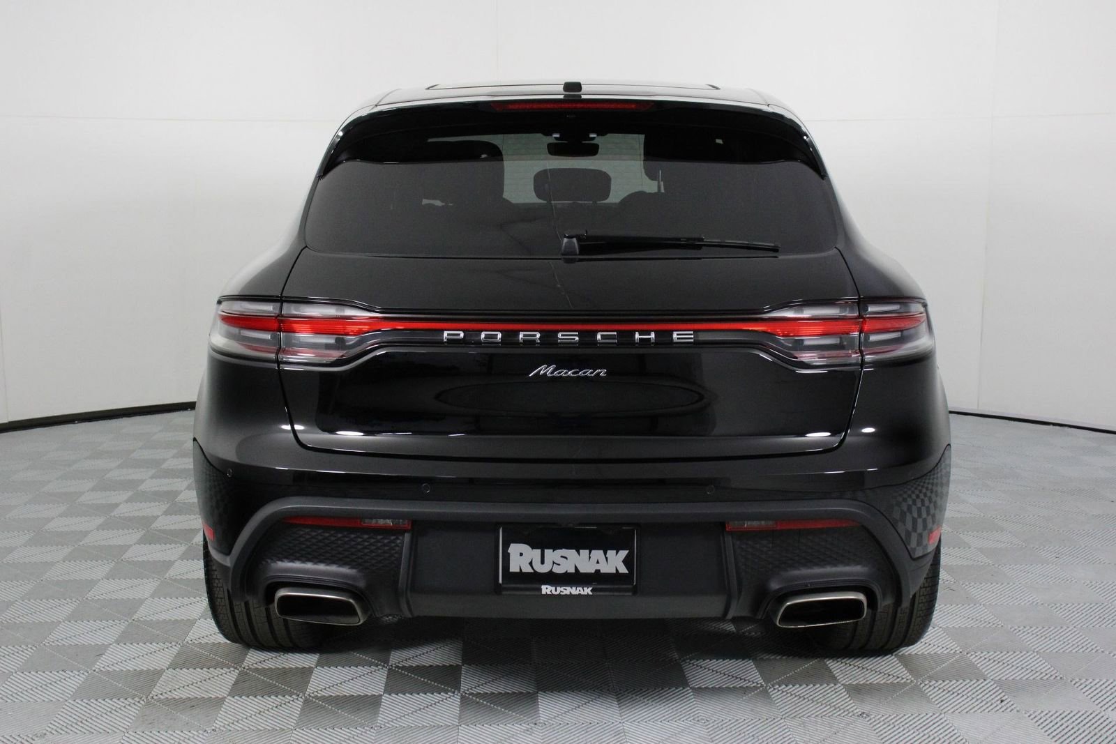 Certified 2025 Porsche Macan AWD/4WD image 6
