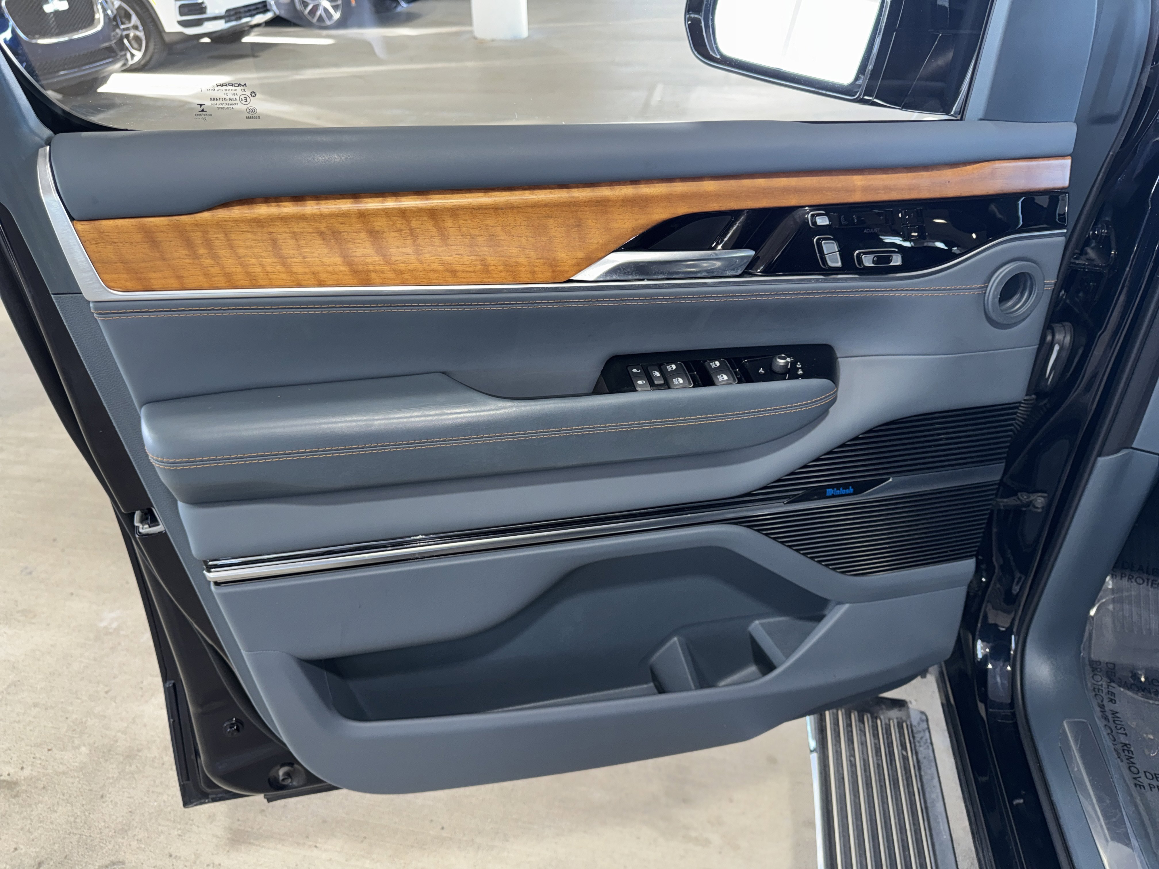 Used 2023 Jeep Grand Wagoneer Series III image 18