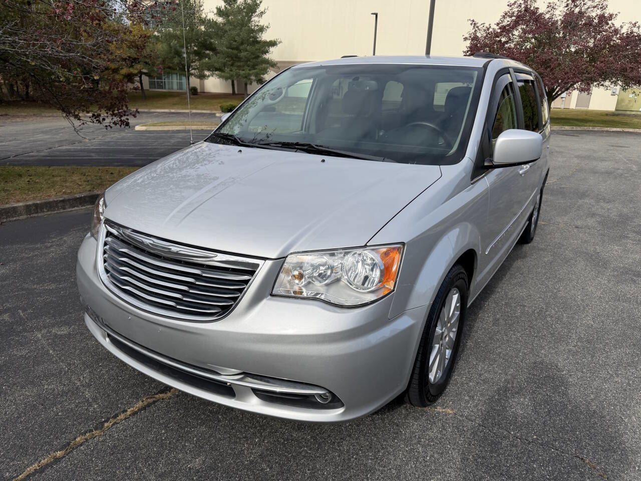Used 2011 Chrysler Town & Country Touring-L w/ Driver Convenience Group image 2