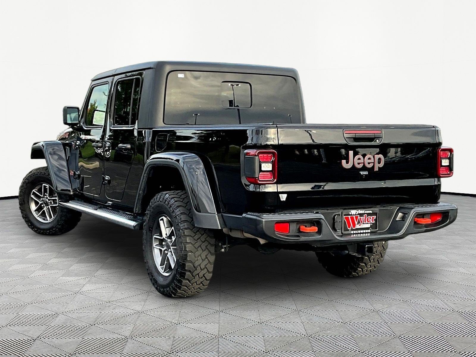 Used 2025 Jeep Gladiator Mojave w/ Convenience Group AWD/4WD image 4