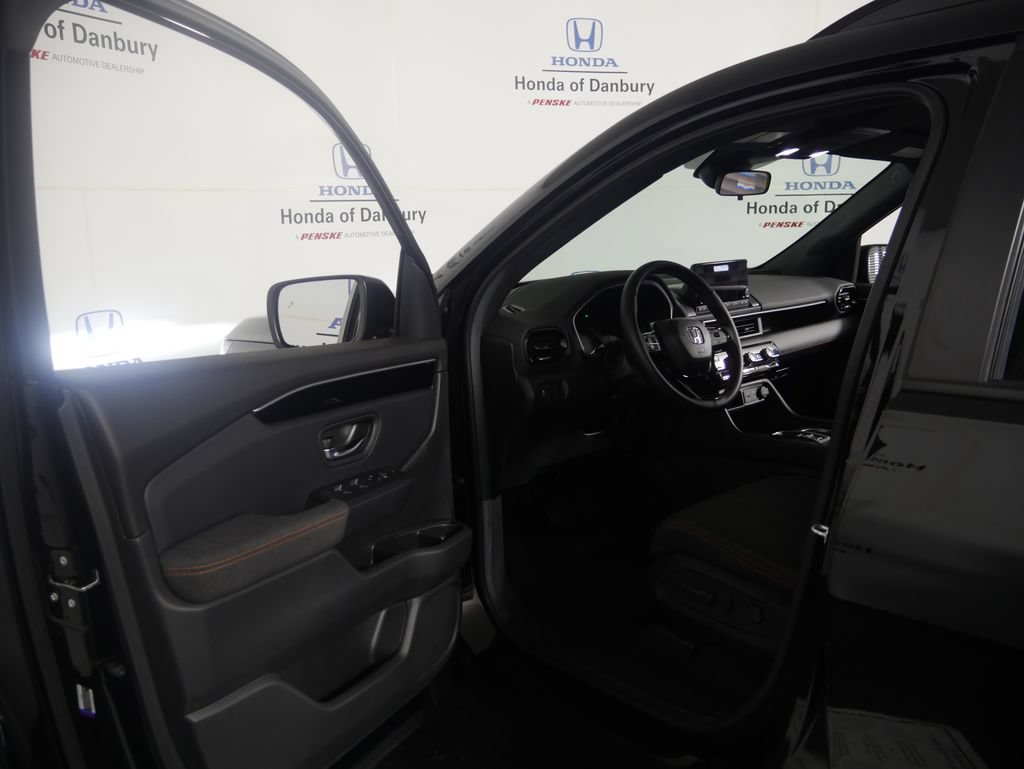 Used 2025 Honda Pilot Sport image 11