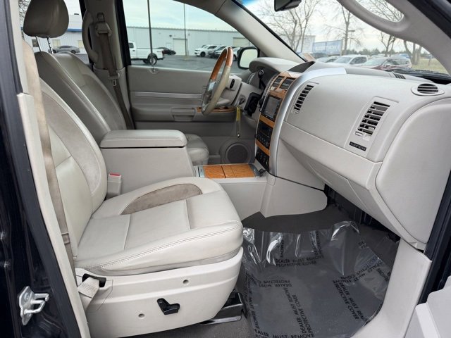 Used 2008 Chrysler Aspen Limited image 9