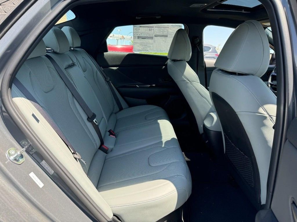 Used 2025 Hyundai Elantra Limited FWD image 5