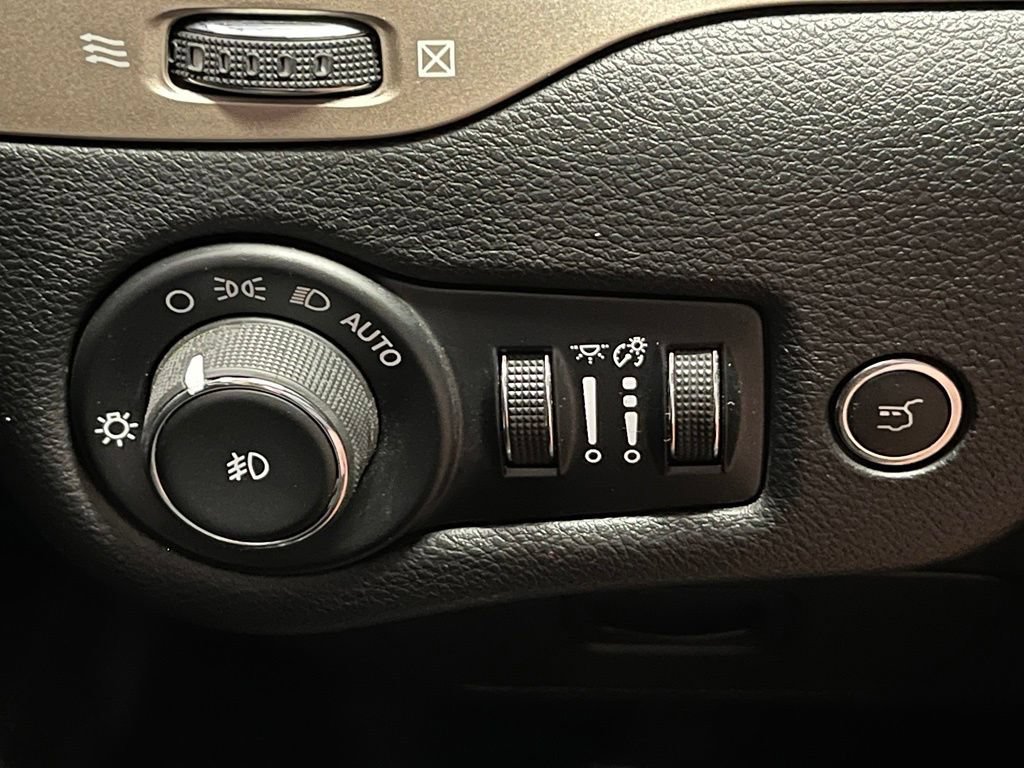 Used 2015 Jeep Cherokee Latitude w/ Comfort/Convenience Group AWD/4WD image 16