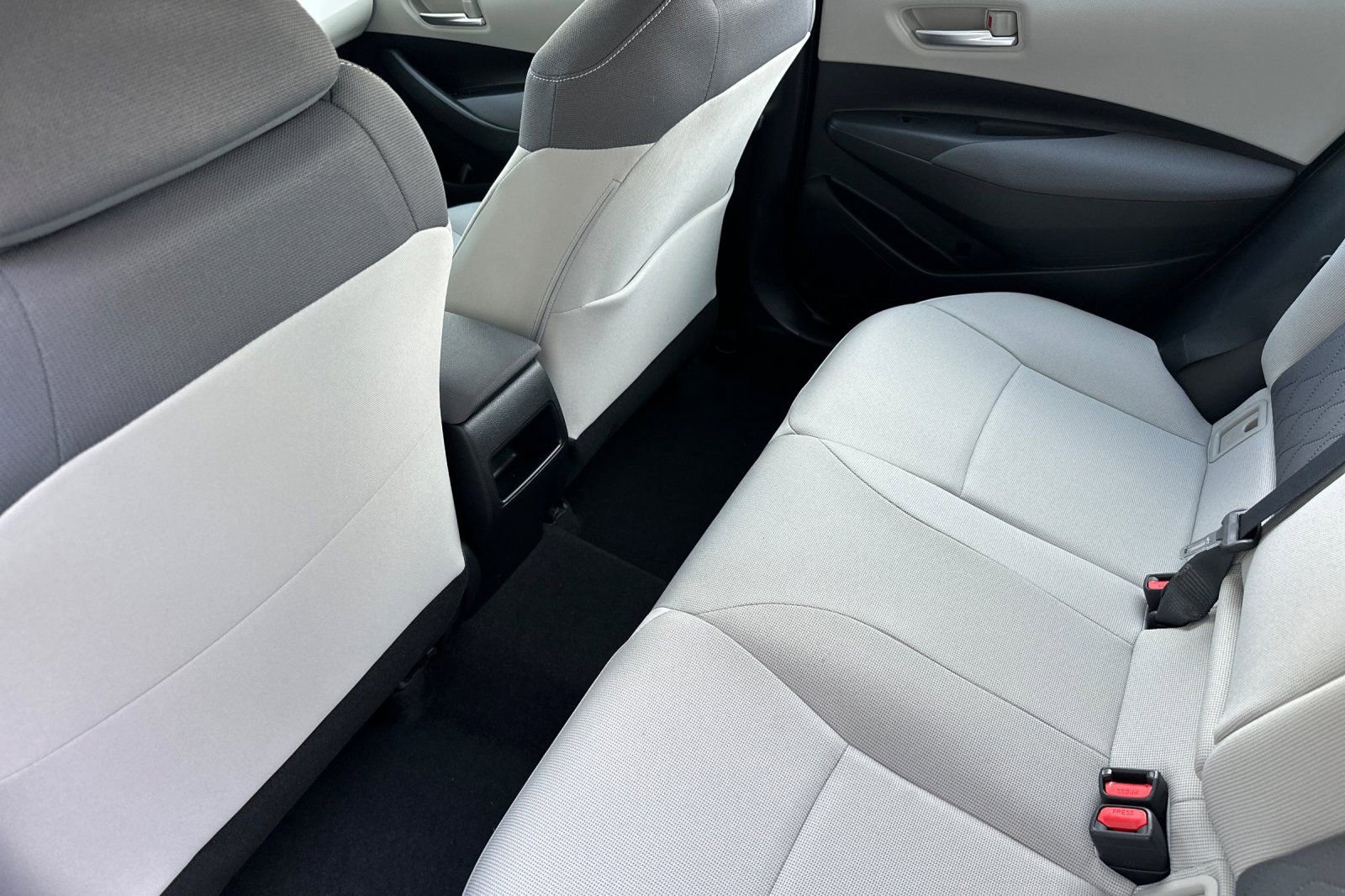 Used 2020 Toyota Corolla LE w/ Carpet Mat Package (TMS) image 12