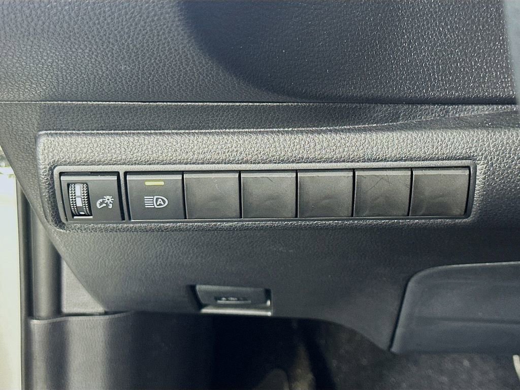 Used 2025 Toyota Corolla LE image 21