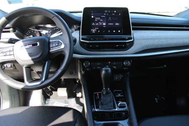 Used 2025 Jeep Compass Latitude image 14