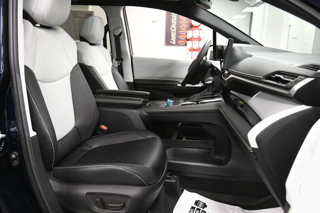 Used 2025 Toyota Sienna XSE w/ XSE Plus Package image 28