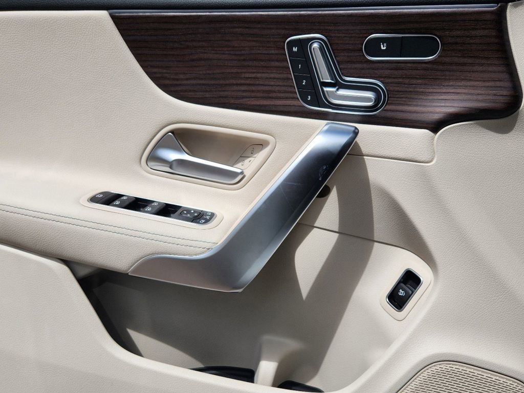 Used 2025 Mercedes-Benz CLA 250 4MATIC image 7