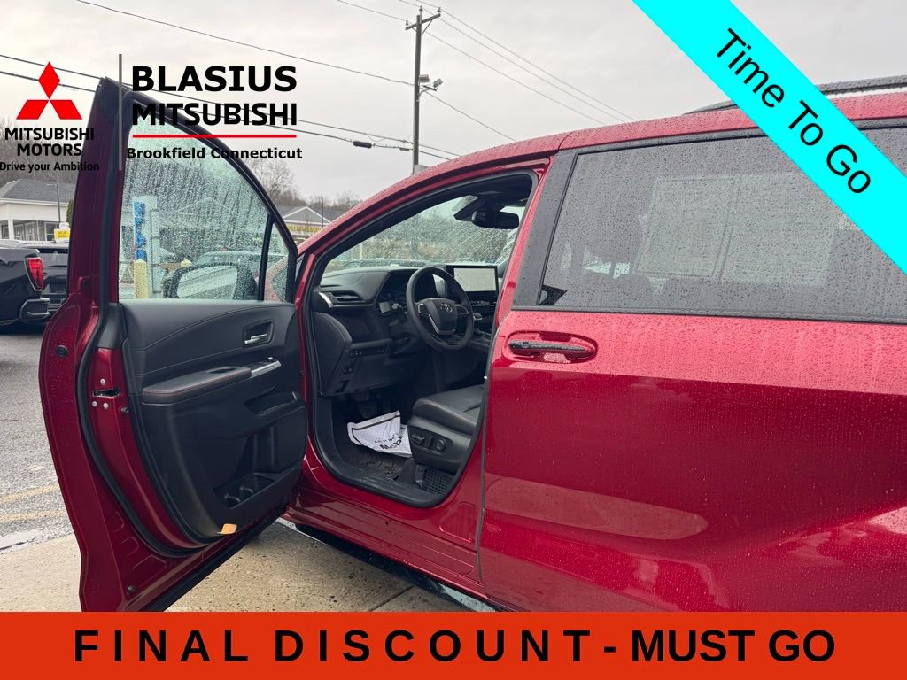 Used 2025 Toyota Sienna XSE w/ XSE Plus Package FWD image 12