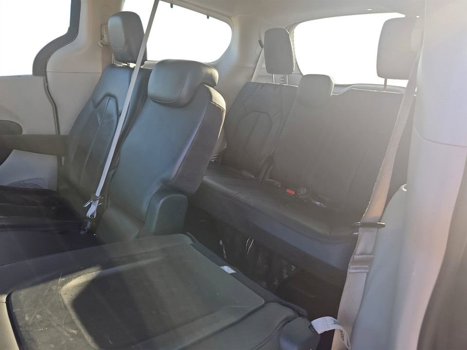 Used 2017 Chrysler Pacifica Touring-L image 29