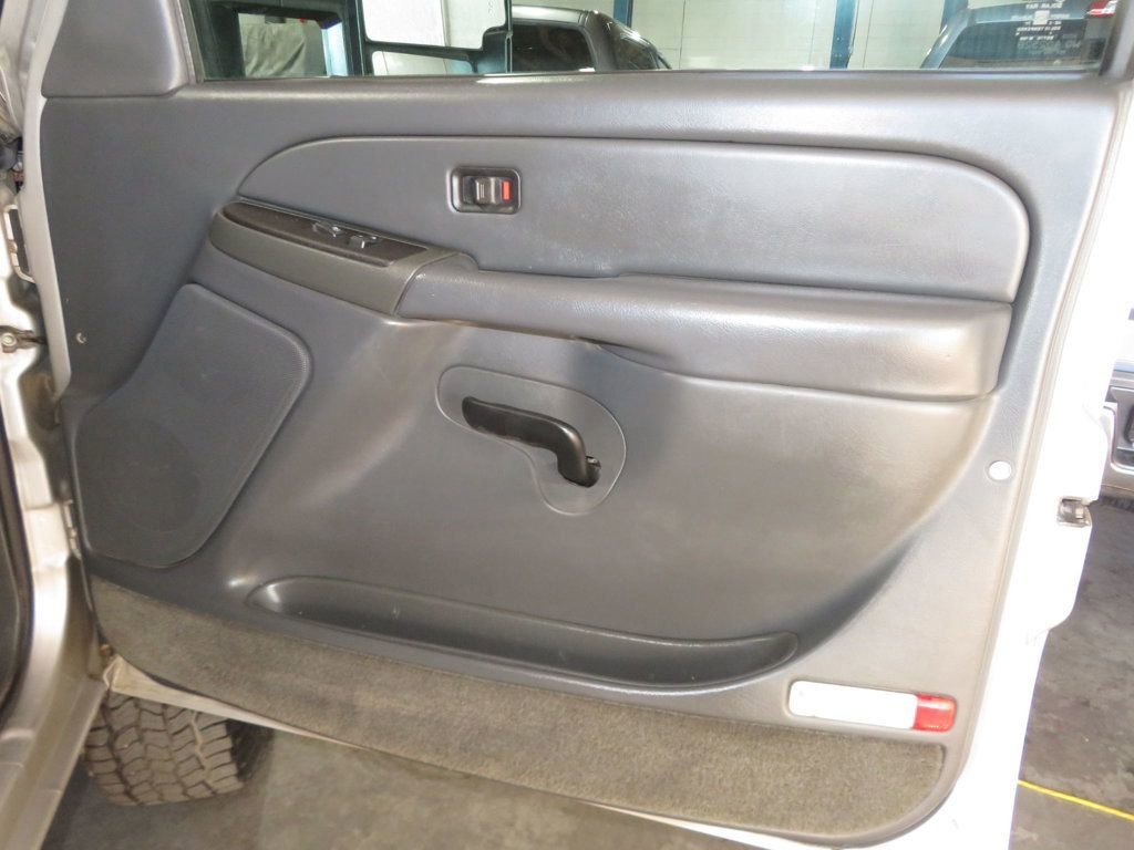 Used 2004 Chevrolet Silverado 2500 LS w/ Skid Plate Package AWD/4WD image 32