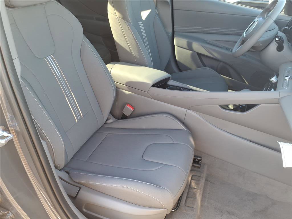 New 2025 Hyundai Elantra SEL image 7