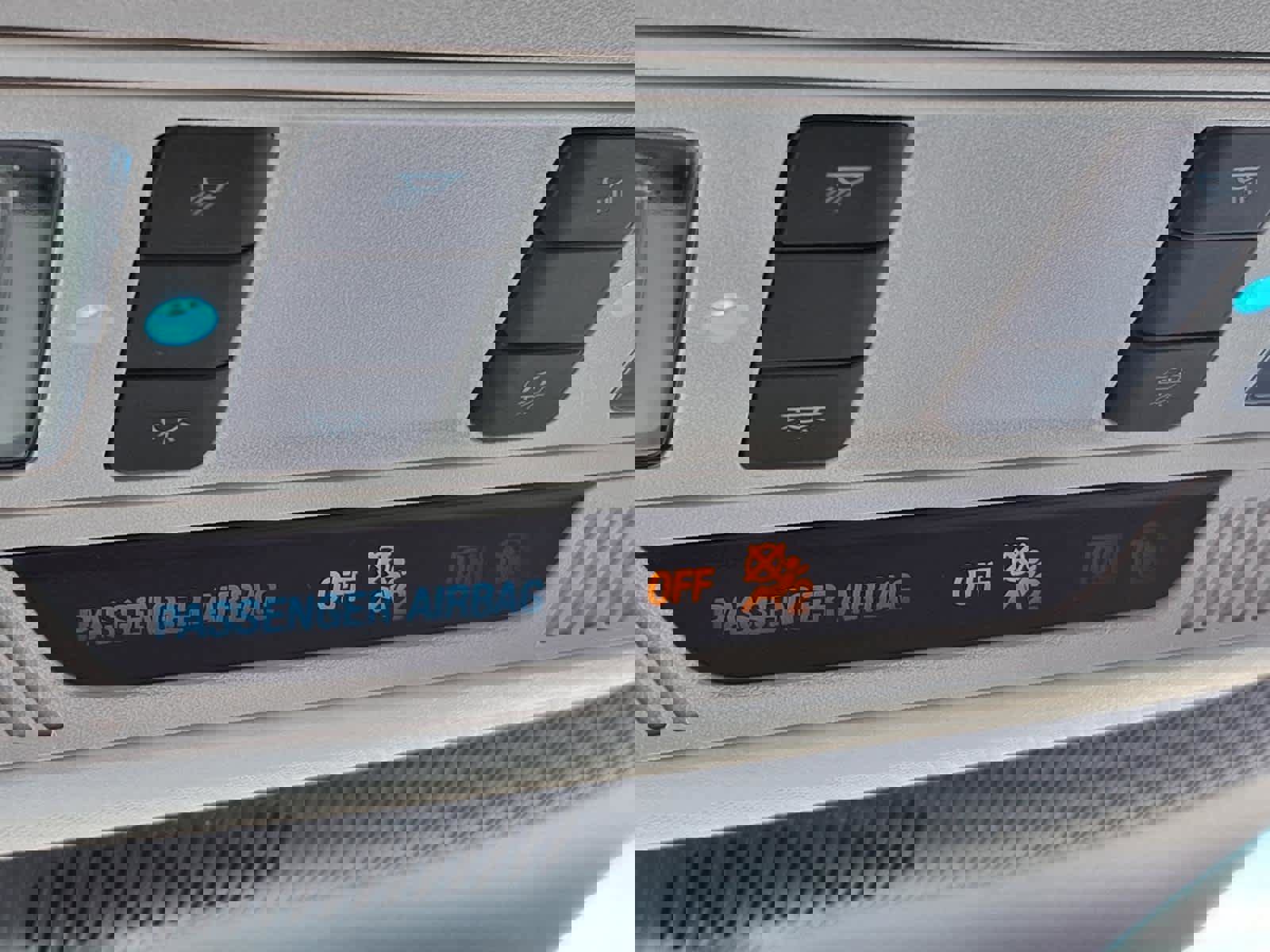 Used 2025 Ford Explorer Active image 12