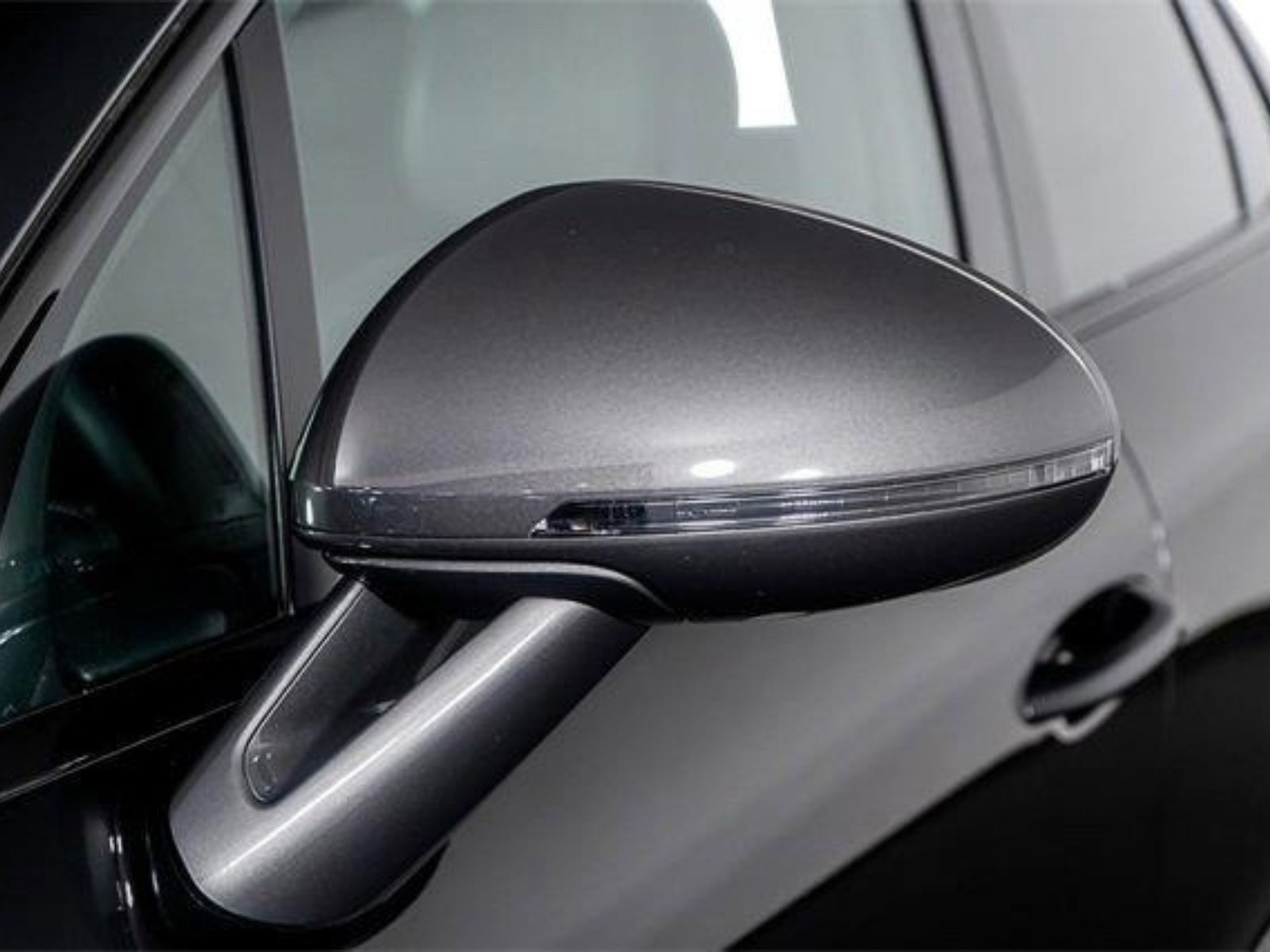Used 2025 Porsche Macan Turbo AWD/4WD image 27