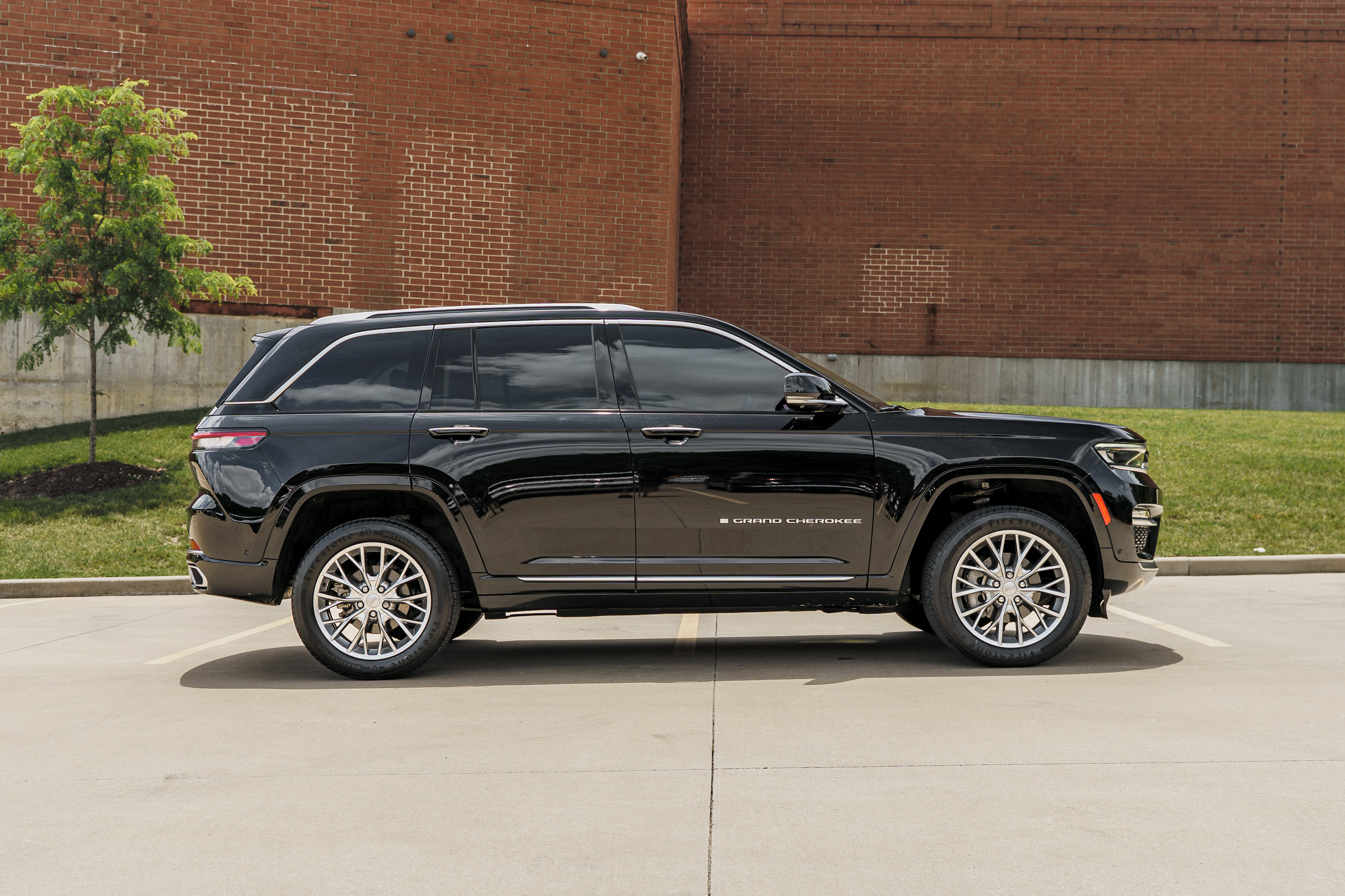 Used 2022 Jeep Grand Cherokee Summit AWD/4WD image 3