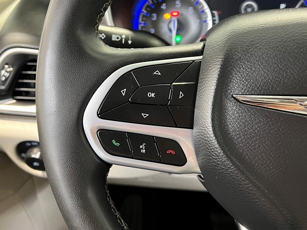 Used 2023 Chrysler Pacifica Touring-L image 36