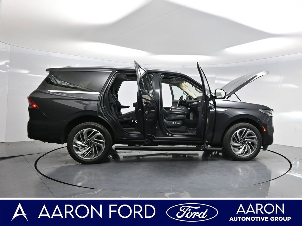 Used 2025 Lincoln Navigator Reserve AWD/4WD image 4