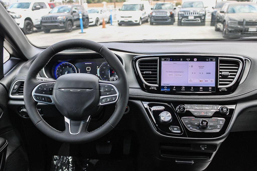 New 2027 Chrysler Pacifica Select FWD image 14