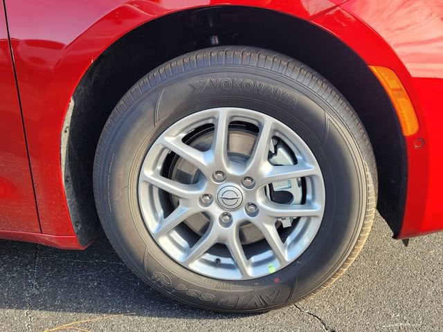 Used 2026 Chrysler Pacifica Select image 9