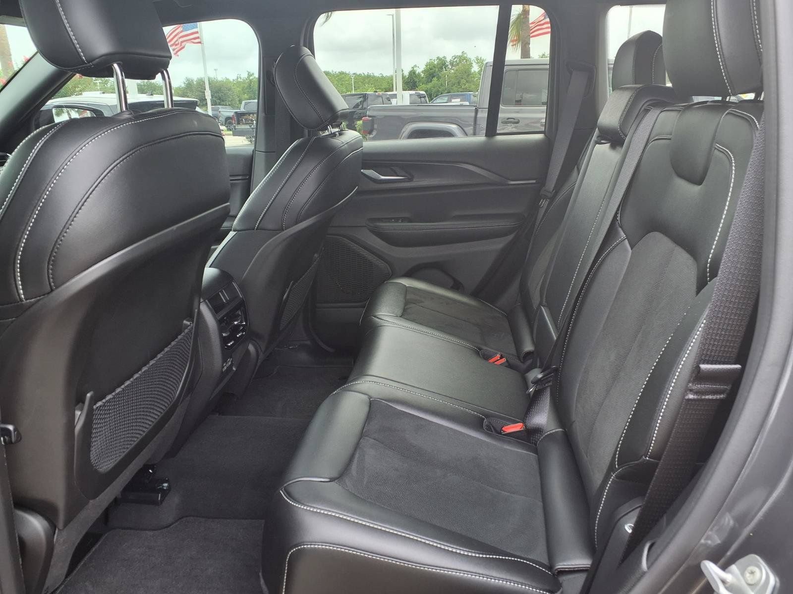 Used 2025 Jeep Grand Cherokee Altitude AWD/4WD image 24