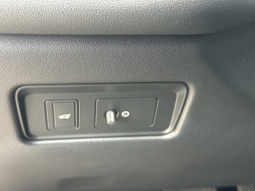 Used 2022 Jaguar F-PACE S image 21