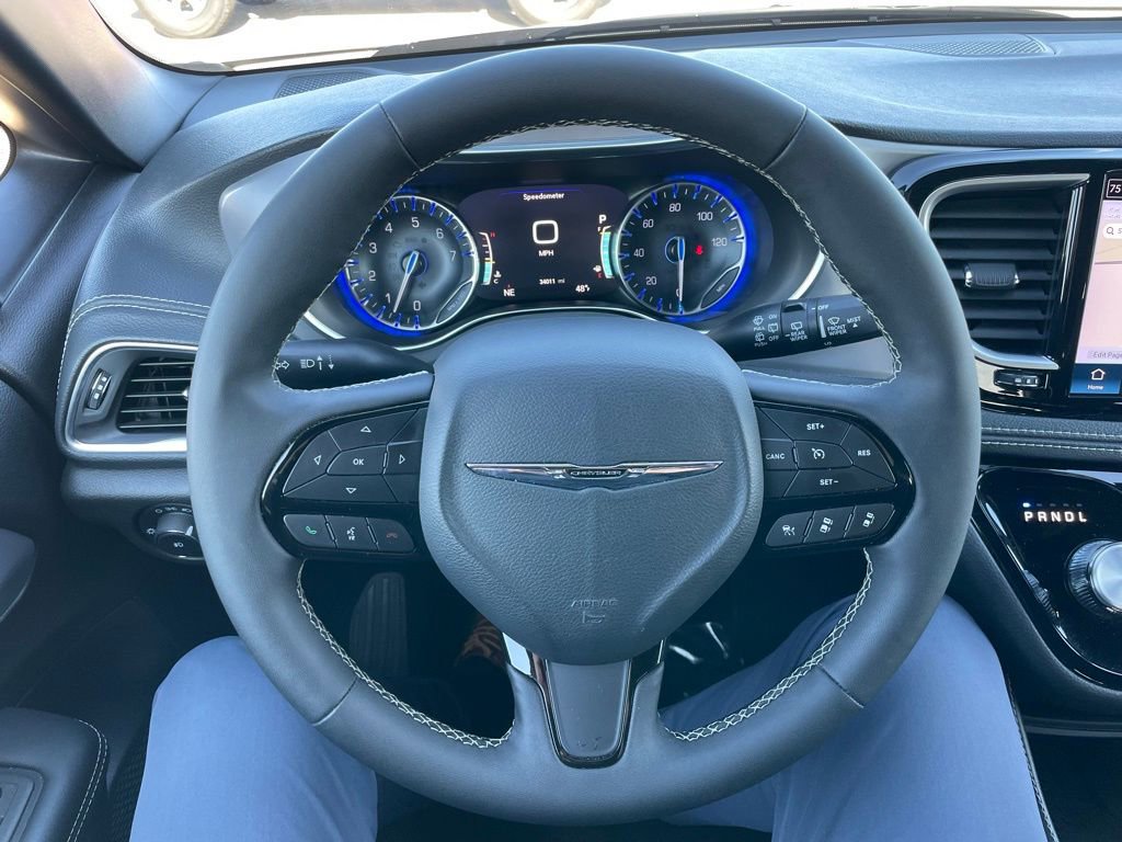 Used 2025 Chrysler Pacifica Limited image 24
