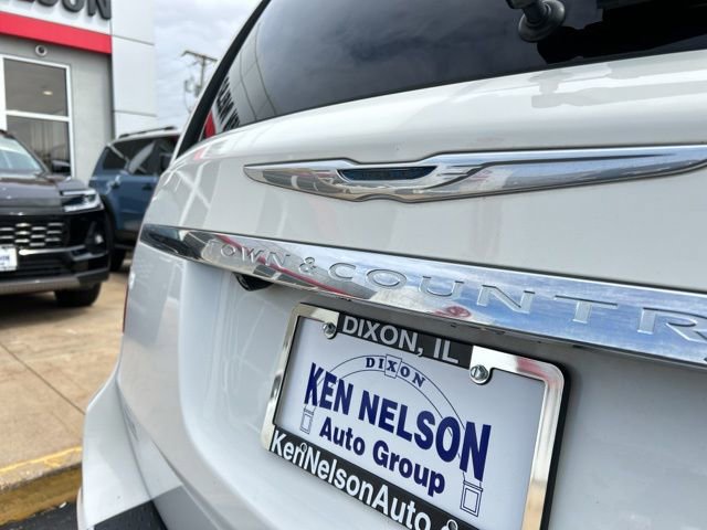 Used 2012 Chrysler Town & Country Limited image 9