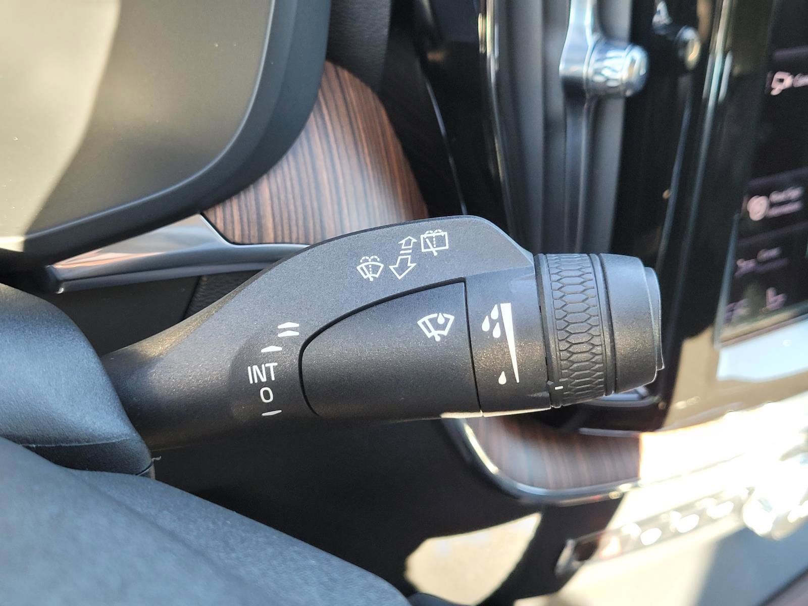 Used 2021 Volvo XC60 T6 Momentum w/ Premium Package image 32