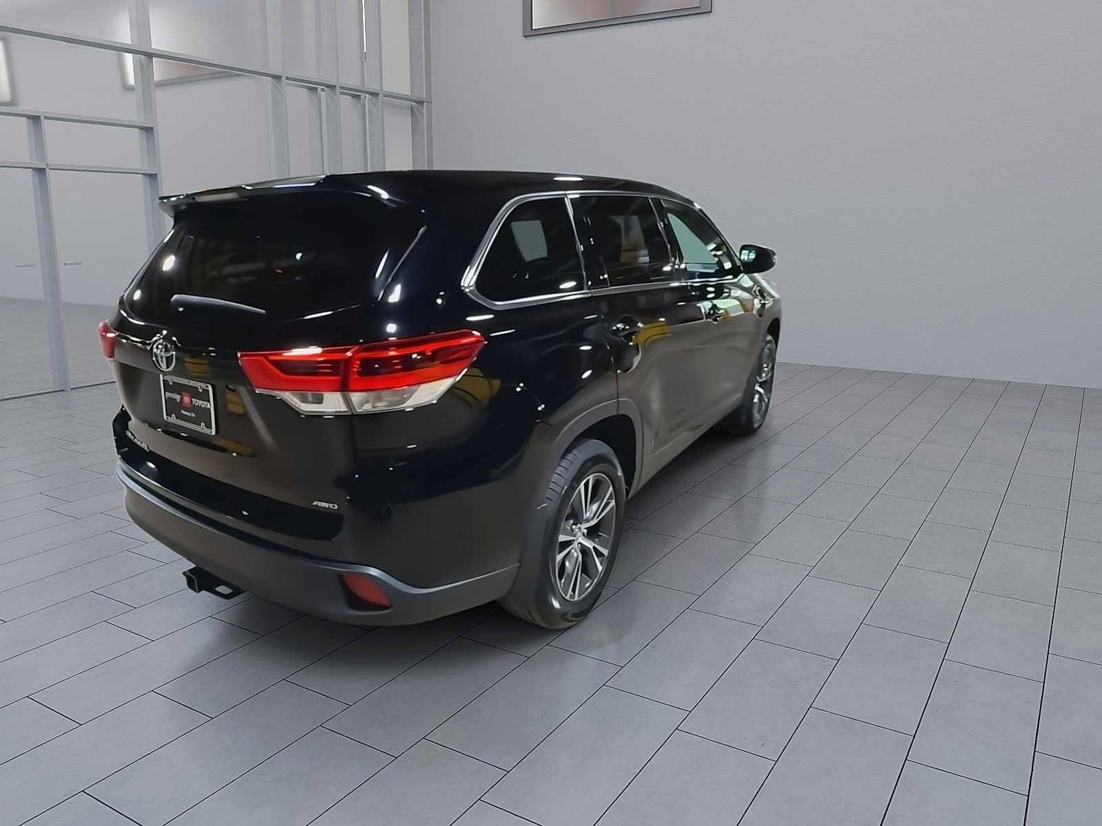 Used 2019 Toyota Highlander LE AWD/4WD image 8