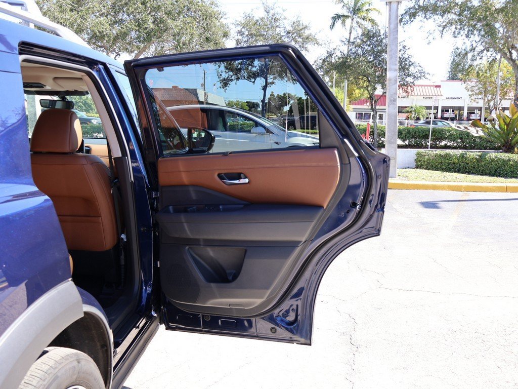 Used 2024 Nissan Pathfinder Platinum w/ Cargo Package image 31