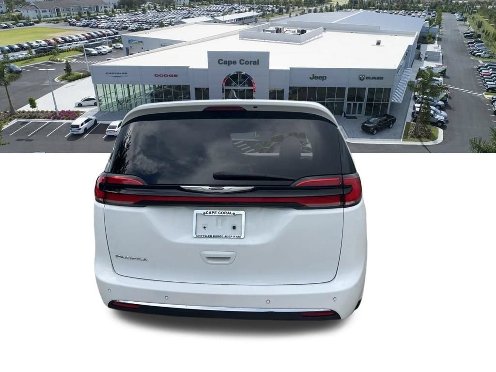 Used 2023 Chrysler Pacifica Touring-L FWD image 6