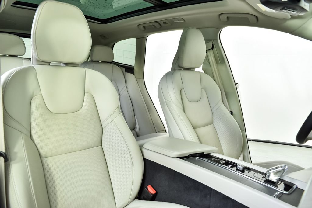 Certified 2023 Volvo XC60 B5 Ultimate w/ Protection Package Premier image 25