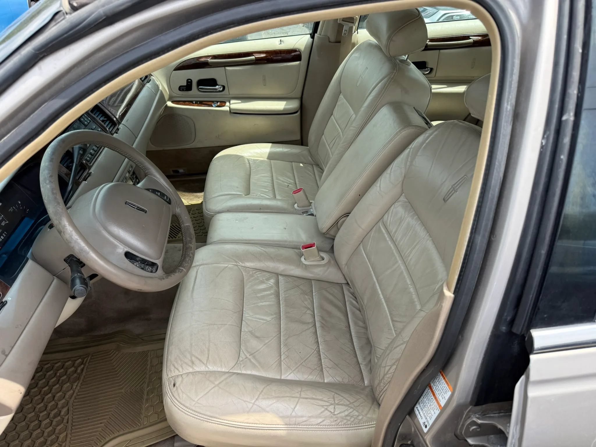 Used 2000 Lincoln Town Car Executive RWD image 11
