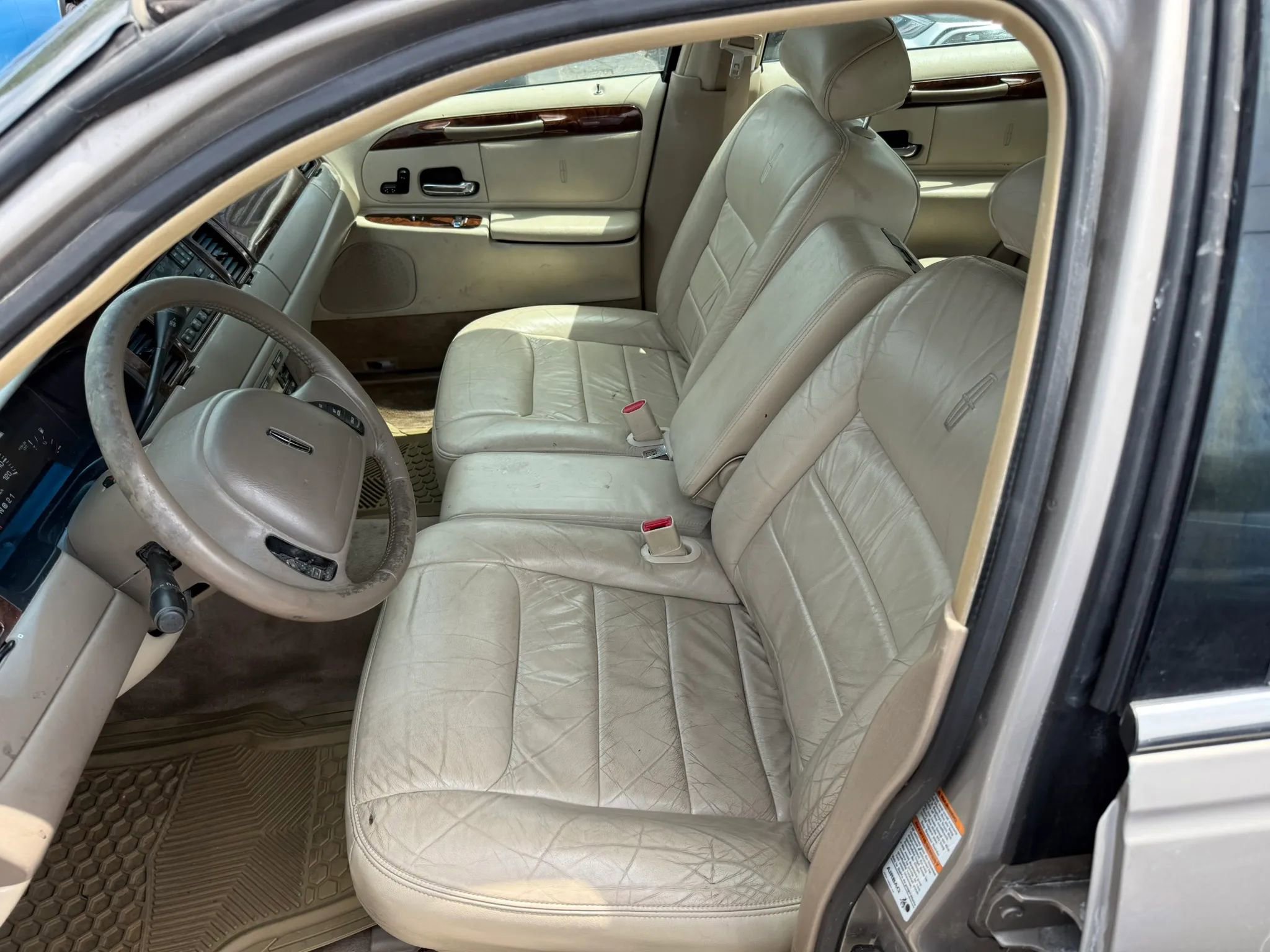 Used 2000 Lincoln Town Car Executive RWD image 11