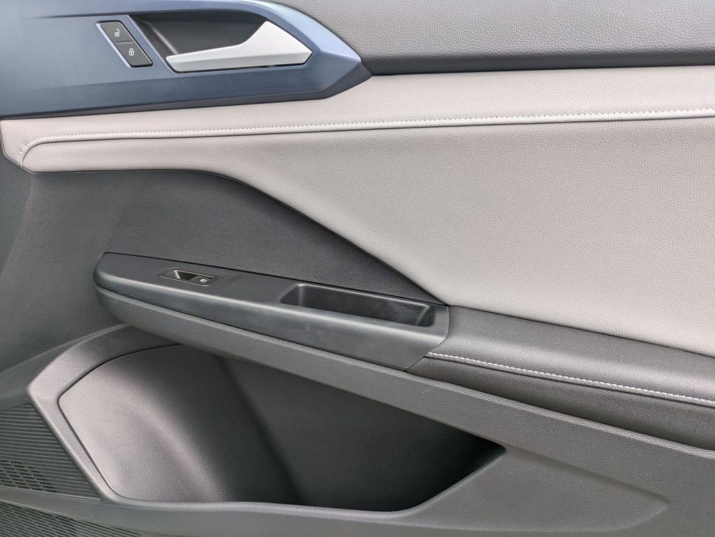 Used 2024 Volkswagen Taos SE image 32