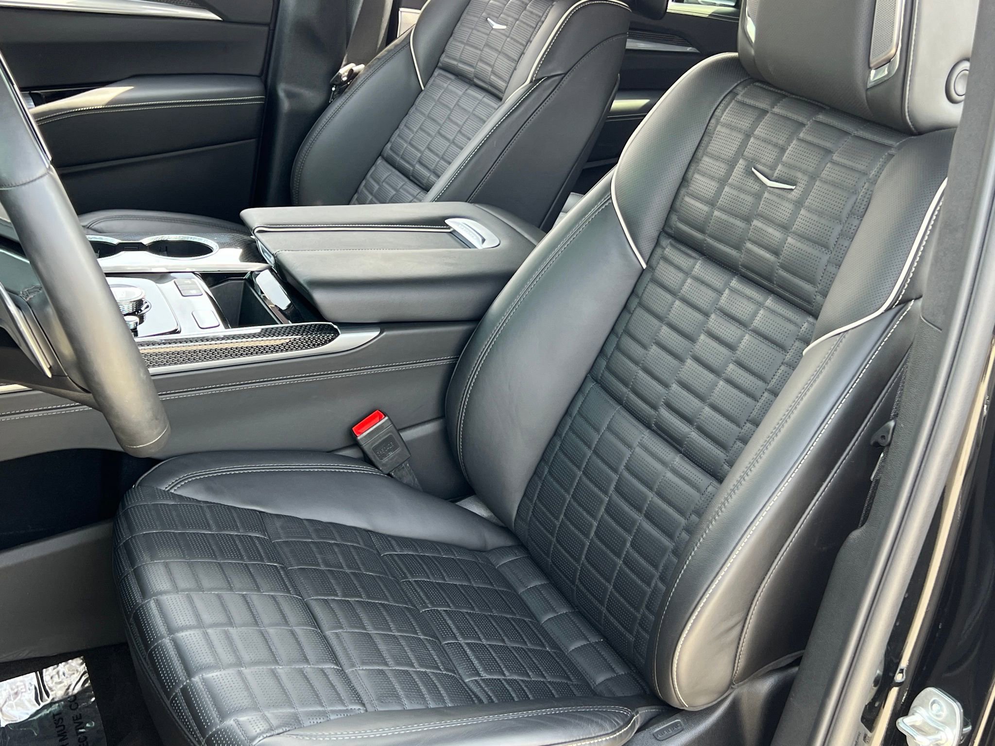 Used 2025 Cadillac Escalade ESV V image 4