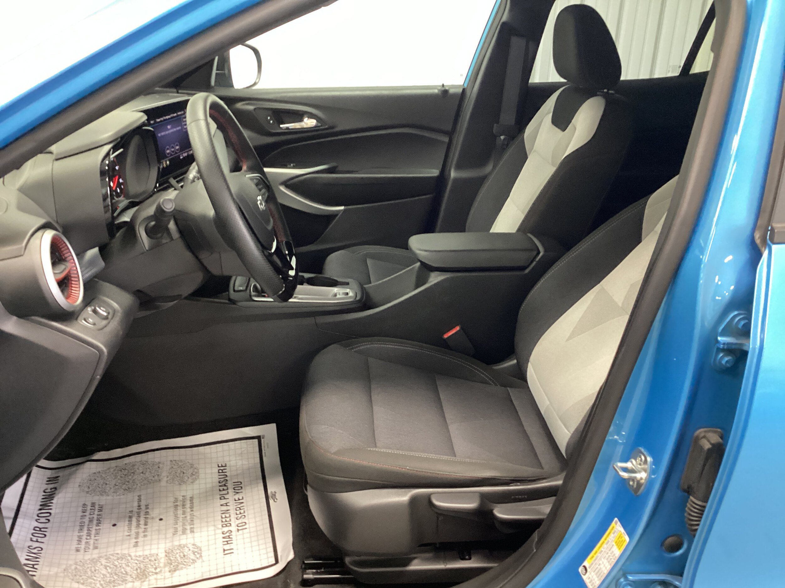 Used 2025 Chevrolet Trax RS FWD image 12