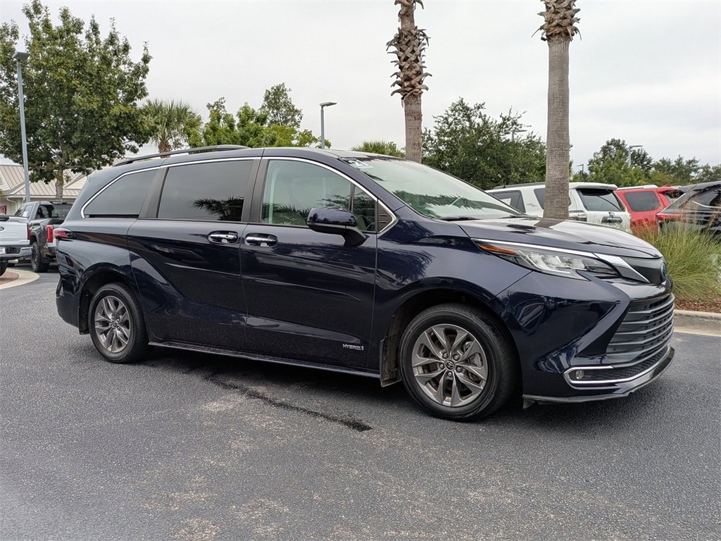 Used 2021 Toyota Sienna XLE w/ XLE Plus Package image 2