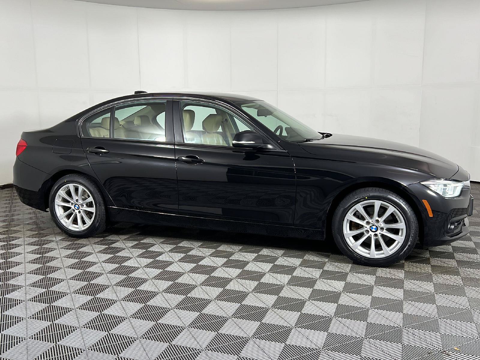Used 2018 BMW 320i xDrive Sedan AWD/4WD image 3