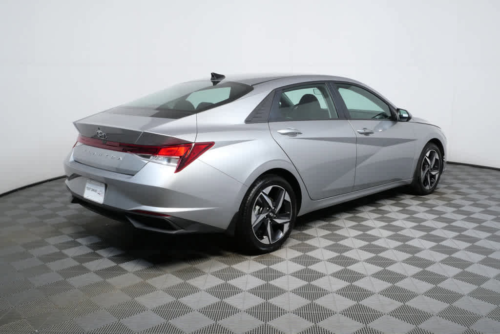 Certified 2023 Hyundai Elantra SEL w/ Convenience Package image 3