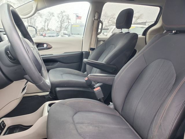 Used 2017 Chrysler Pacifica Touring image 11