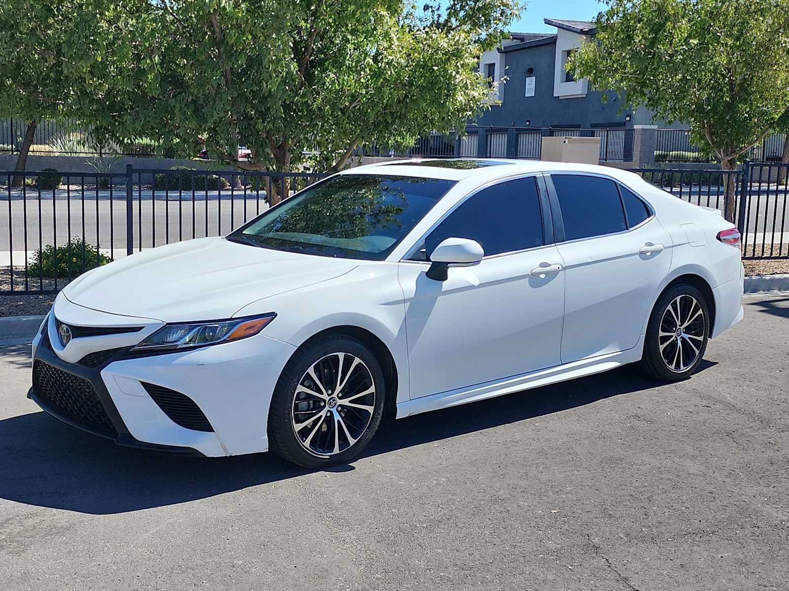 Used 2018 Toyota Camry SE w/ Moonroof Package FWD image 4