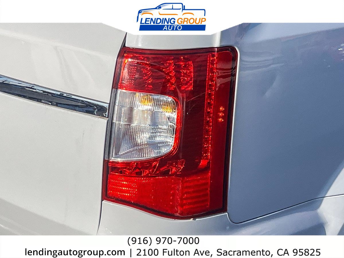 Used 2016 Chrysler Town & Country Touring image 8