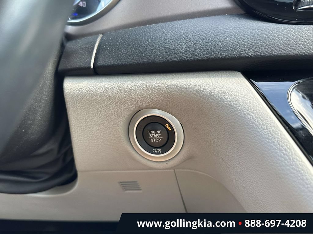 Used 2017 Chrysler Pacifica Touring-L w/ Tire & Wheel Group FWD image 30