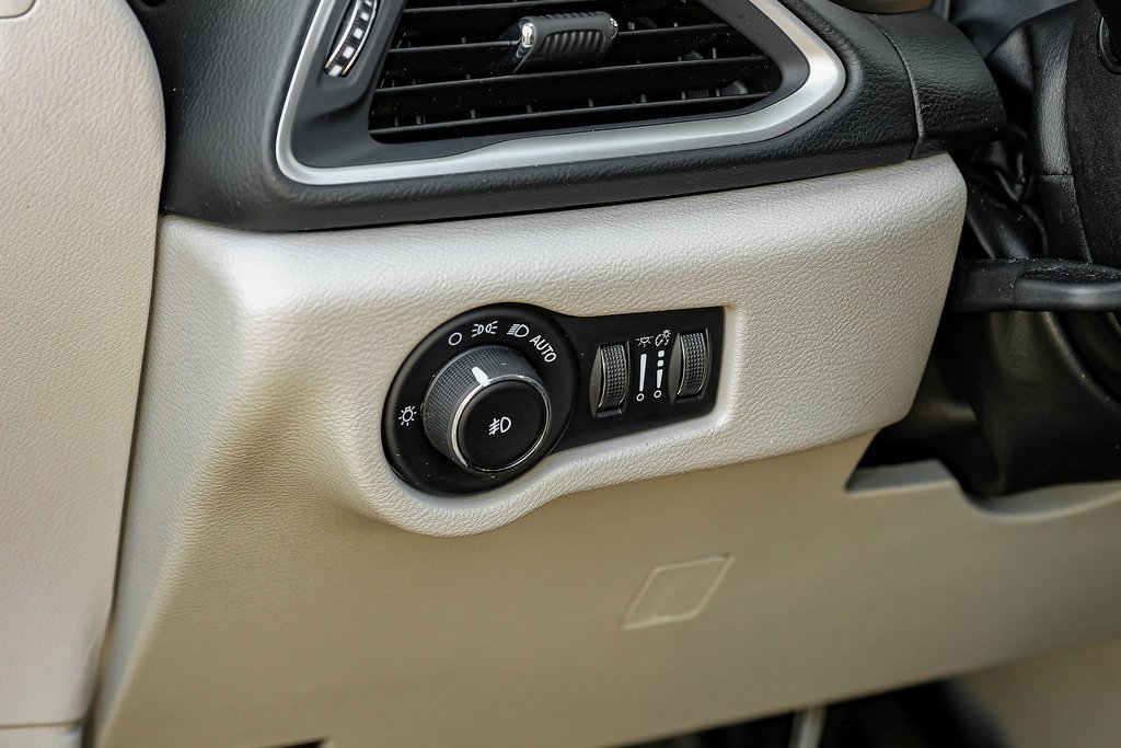 Used 2019 Chrysler Pacifica Touring-L image 39