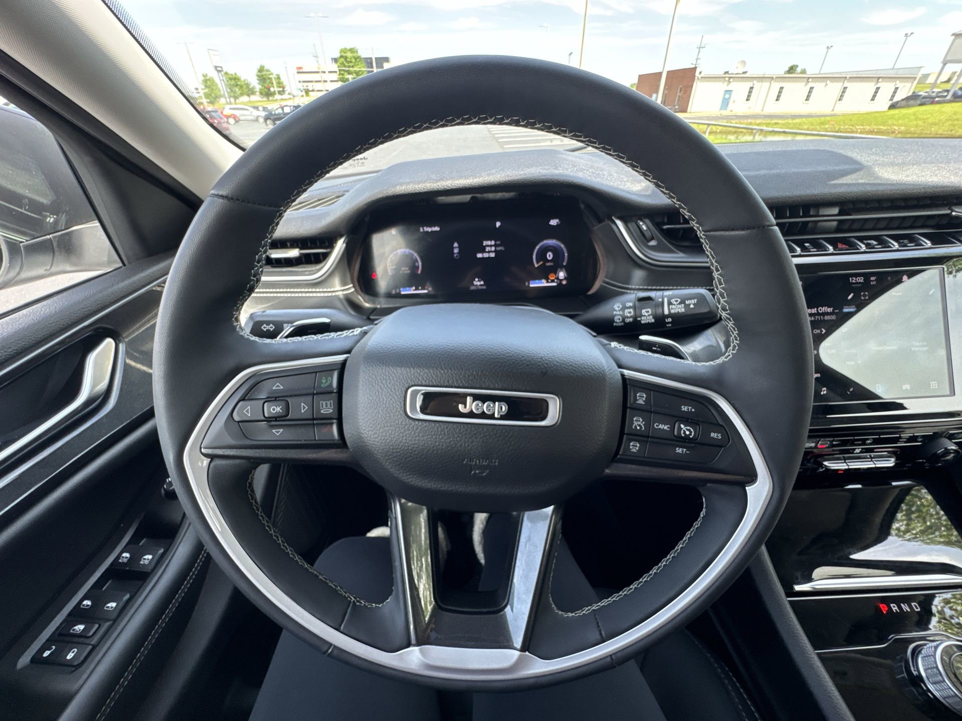 Used 2023 Jeep Grand Cherokee Laredo w/ Luxury Tech Group I AWD/4WD image 14